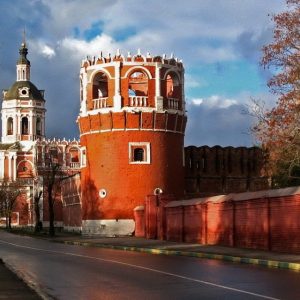 Стена и башни Донского монастыря в Москве. На заднем плане колокольня с церковью Захарии и Елисаветы.2007Чеботарь